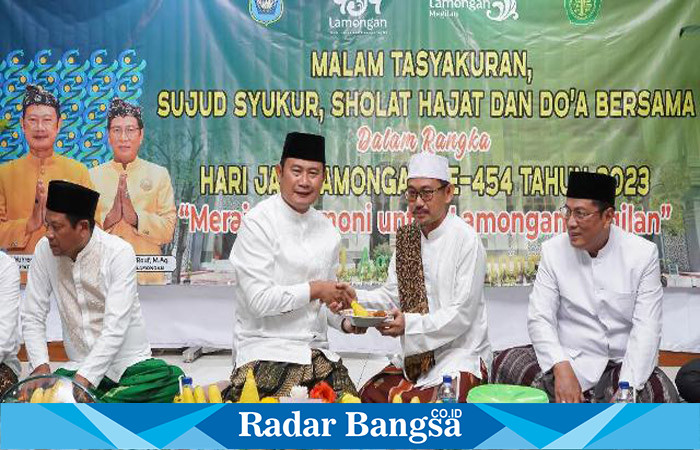 Bupati Lamongan Yuhronur Efendi memperingati Hari Jadi Lamongan (HJL) ke-454 Tahun 2023, di Masjid Agung Lamongan, Kamis malam (25/5).