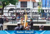  Bupati Lamongan Yuhronur Efendi saat menerima bendera Pataka dari Ketua DPRD Lamongan Abdul Ghofur di depan kantor DPRD, Jum'at (26/05)