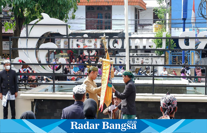  Bupati Lamongan Yuhronur Efendi saat menerima bendera Pataka dari Ketua DPRD Lamongan Abdul Ghofur di depan kantor DPRD, Jum'at (26/05)