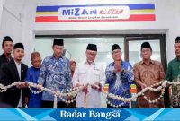 Mentri Perdagangan  RI Zulkifli Hasan, didampingi Bupati Lamongan Yuhronur Efendi resmikan Mizan Mart di Pondok dan Panti Asuhan Al Mizan Lamongan, Sabtu (6/5)