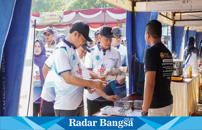 Bupati Lamongan Yuhronur Efendi saat melakukan launching Bursa Hewan Qurban, kontes hewan kesayanga, dan posyandu kucing, Minggu (28/5) di Alun-Alun Lamongan.