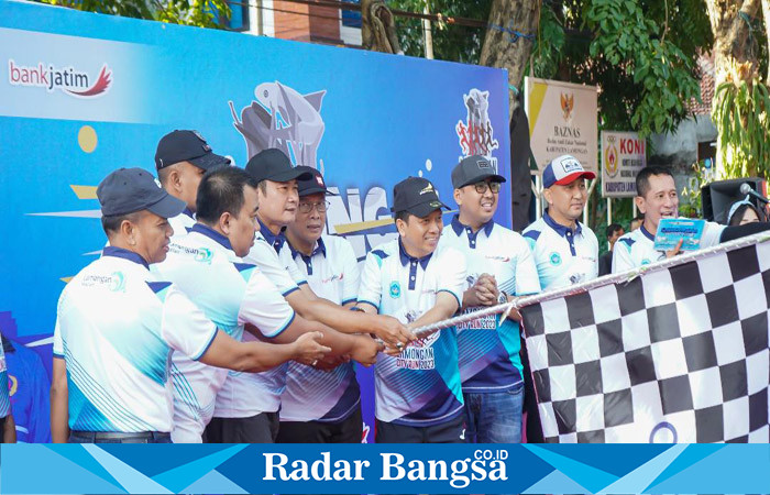 Bupati Lamongan Yuhronur Efendi saat memberangkatkan Lamongan City Run 2023