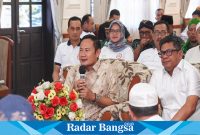 Bupati Lamongan, Yuhronur Efendi, menerima kunjungan Walikota Bontang, Kalimantan Timur, Basri Rase, di Gues House Kabupaten Lamongan, Minggu (28/5)