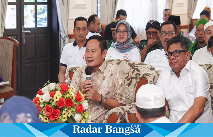 Bupati Lamongan, Yuhronur Efendi, menerima kunjungan Walikota Bontang, Kalimantan Timur, Basri Rase, di Gues House Kabupaten Lamongan, Minggu (28/5)