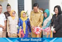 Bupati Lamongan Yuhronur Efendi mengukuhkan pengurus tetap Puspaga (Pusat Pembelajaran Keluarga) LA-SMART, Selasa (30/5), di Halaman Sekertariat dan Rumah Aman Aliansi Perempuan Lamongan, tepatnya di Keluragan Telogorejo, Lamongan.
