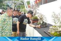  Bupati lamongan Yuhronur Efendi, saat melihat kontes bonsai di Alun-Alun Lamongan, Selasa (9/5).