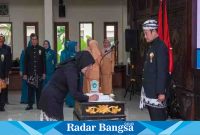 Bupati Lamongan Yuhronur Efendi saat melantik 110 pejabat di Pendopo Lokatantra,Kamis (11/5) 