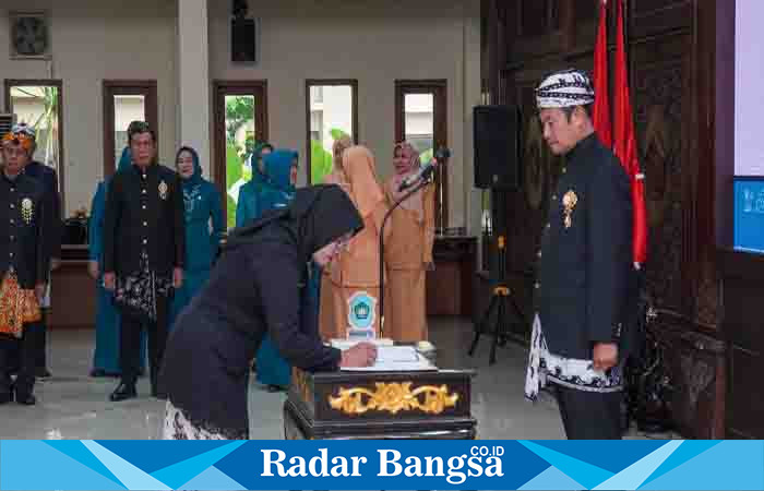 Bupati Lamongan Yuhronur Efendi saat melantik 110 pejabat di Pendopo Lokatantra,Kamis (11/5) 