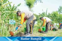 Bupati Lamongan bersama jajaran Forkopimda serta seluruh lapisan masyarakat Desa Gedangan melakukan penanaman bambu serentak, Jumat (12/5) di Bantaran Sungai Mengkuli 