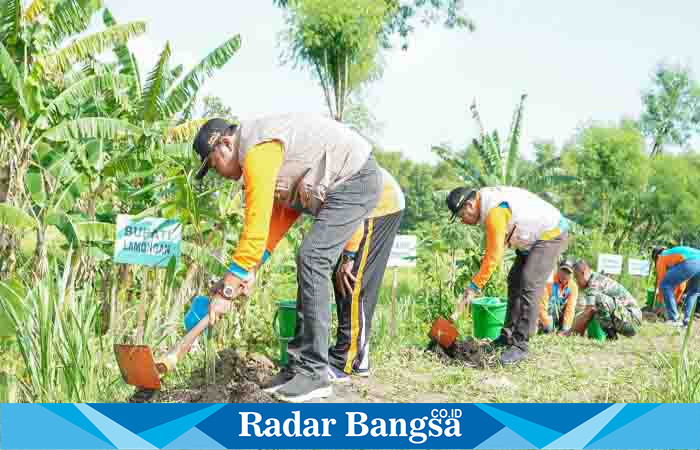 Bupati Lamongan bersama jajaran Forkopimda serta seluruh lapisan masyarakat Desa Gedangan melakukan penanaman bambu serentak, Jumat (12/5) di Bantaran Sungai Mengkuli 