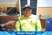 Kepala Desa Kunir , Derajat Ali Fatoni, ketika ditemui Radarbangsa.co.id di ruang kerjanya, Senin (12/5). (Dok Riyaman/Radarbangsa.co.id).