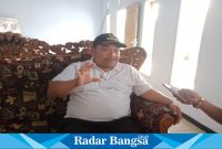 Kepala Desa Kandangan, Jumanang, ketika dikonfirmasi Radarbangsa.co.id, Rabu (24/5)  di ruang kerjanya.