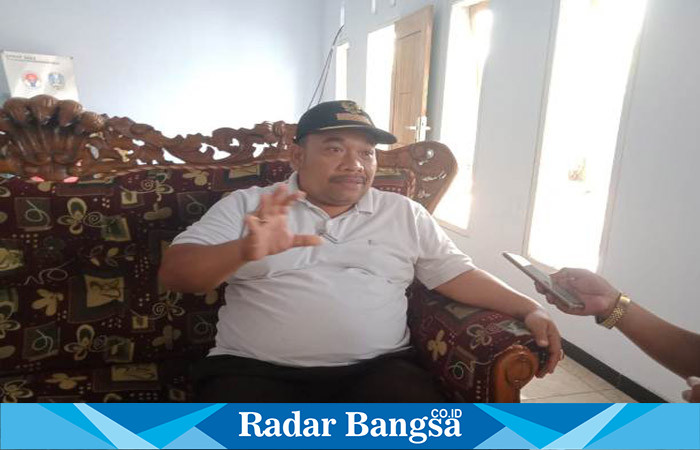 Kepala Desa Kandangan, Jumanang, ketika dikonfirmasi Radarbangsa.co.id, Rabu (24/5)  di ruang kerjanya.