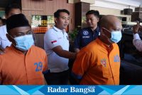 Desa Mojosari berisial 'GS'  dan Kasi Pemerintah 'IF', saat Press Release, di loby Mapolres Lumajang, Senin (29/5). (Dok Humas Polres Lumajang, for Riyaman)