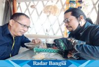 Ngopi santai bersama teman seprofesi di warung pinggir jalan. (Dok Riyaman/Radarbangsa.co.id)