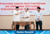 Bupati Pasaman Benny Utama  terima penghargaan WTP  tahun 2023 yang merupakan penilaian tahun 2022 dari Kepala BPK RI perwakilan Sumbar
