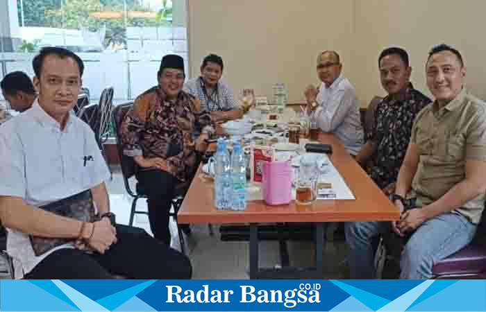 Ketua Jaringan Jurnalis Independen (JJI) Adi Setijawan, SH, di dampingi Sekretaris JJI Hendarto Widi Utomo,SE melaksanakan silaturahmi dan Koordinasi dengan Pembina dan Penasehat JJI, yang dilaksanakan di RM Padang Simpang Raya jalan A. Yani Kota Semarang (Dok foto OKI)