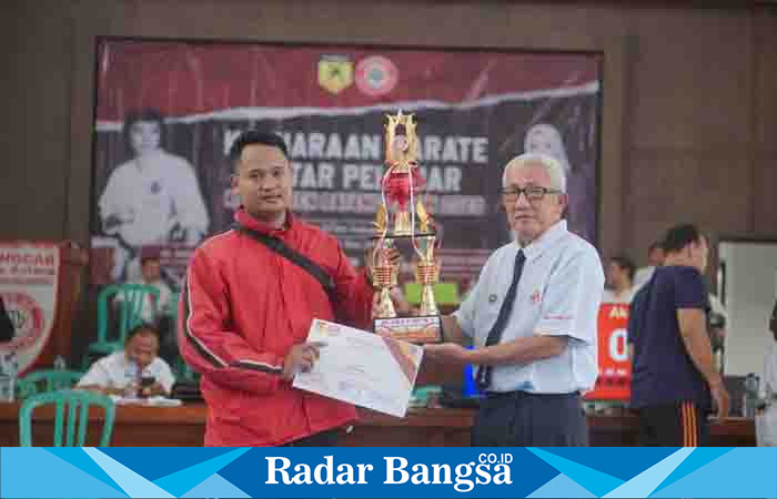 Ketua MLP PB FORKI Hendro Gunawan, menyerahkan piala kepada salah satu peserta kejuaraan (Dok foto Agus P)