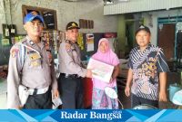 Kapolsek krembung peduli warga ngak mampu ,Selasa (2/5) Krembung (Foto : Rino Tutuko )