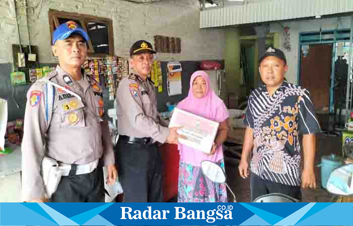 Kapolsek krembung peduli warga ngak mampu ,Selasa (2/5) Krembung (Foto : Rino Tutuko )