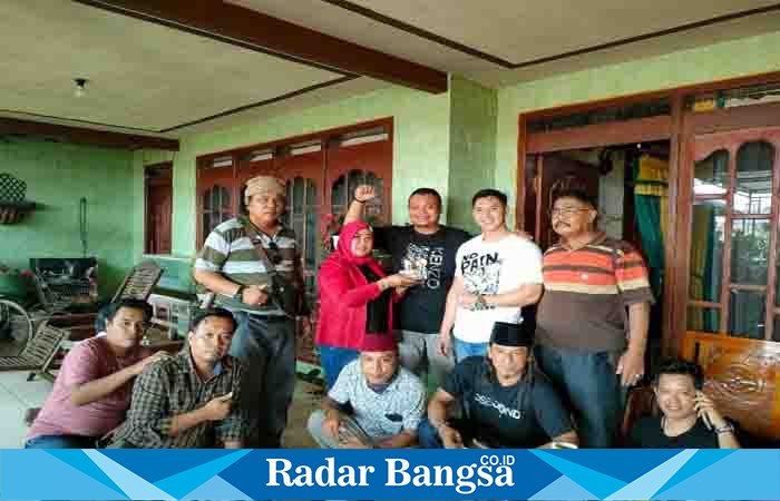 seluruh anggota Persatuan Jurnalis Indonesia (PJI) Kabupaten Sumenep mendatangi kediaman Pembina PJI Andika Meigista C.H.K, S.E.,S.H.,CNSP., CNICP di Jl. Raya Tanjung, Desa Kebundadap Barat, Kecamatan Saronggi dalam rangka merayakan hari Ulang Tahun ke- 37. Kamis, 18/05/2023. (Dok foto Surah)