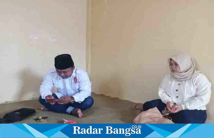  Cak Wawan didampingi istrinya saat mengambil formulir pendaftaran Bakal Calon (Balon) Dewan Perwakilan Rakyat Daerah (DPRD) Kabupaten Sumenep Dapil V (lima). (Dok foto Grindra for RadarBangsa.co.id )