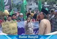 Koordinator Nusa Bangsa, Khalilurahman R. Abdullah Sahlawy saat berorasi di depan kantor PWNU Jatim (Dok foto IST)