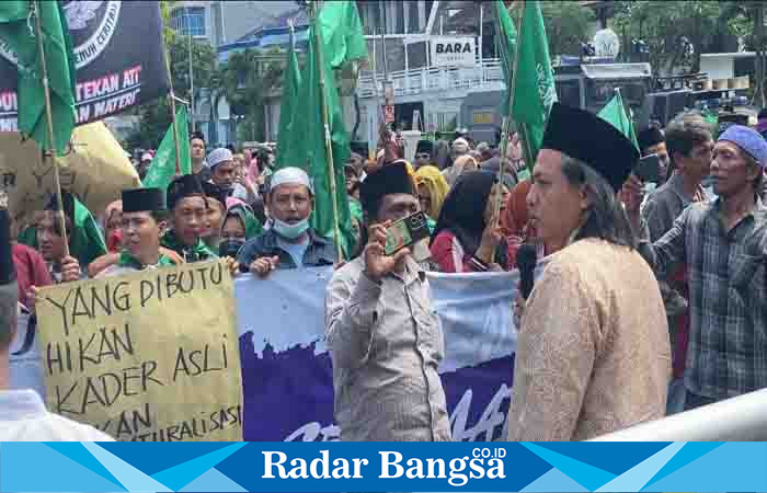 Koordinator Nusa Bangsa, Khalilurahman R. Abdullah Sahlawy saat berorasi di depan kantor PWNU Jatim (Dok foto IST)