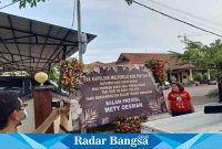  Isi karangan bunga yang dikirim Mety Oesman ke Polsek Mulyorejo, Jumat (19/5/2023), sebagai bentuk kekecewaan dan protes atas lambannya laporannya (dok foto ist)