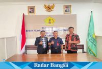 Anggota BPKN, Drs. M. Said Sutomo (kiri) berpose bersama Ketua BPSK Pontianak Kalbar, Efendi, S.E., S.H (tengah) dan Bagus, Staf Sekretariat BPKN (Foto : Dok Pribadi Drs. M. Said Sutomo)