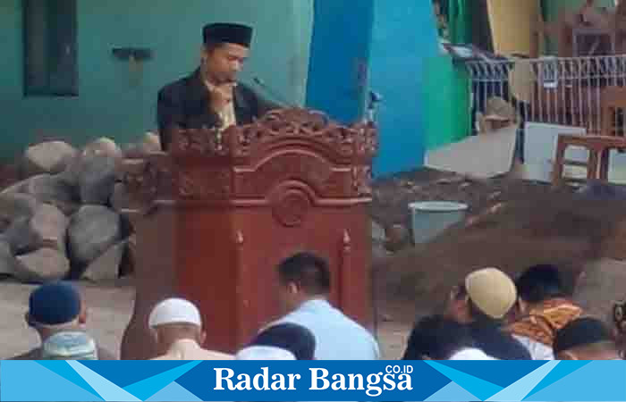 Khatib idul adha 1444 hijriyah dari da'i dan ulama tarjih muhammadiyah Cianjur saat menyampaikan khutbah (Dok photo RadarBangsa.co.id/AE Nasution)