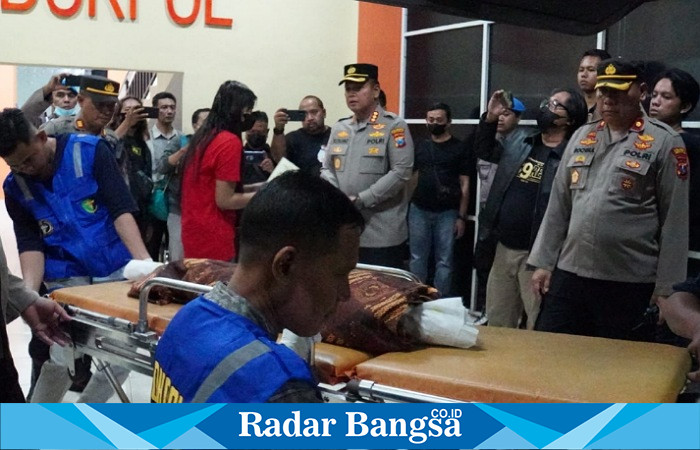 Ibu kandung korban melihat jenasah anaknya,sabtu (3/6) Di porong (Foto : Rino Tutuko )