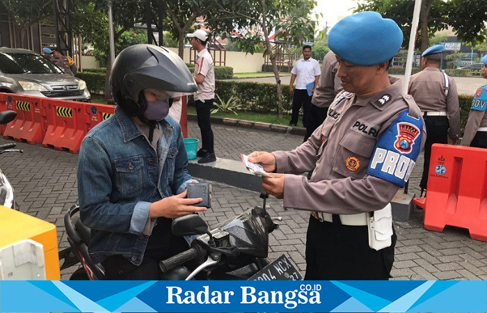 Operasi penagak disiplin ,Senin (5/6) Di sidoarjo (Foto : Rino Tutuko )