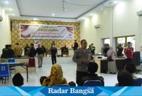 Menyambut HUT Bhayangkara ke-77 Polres Bondowoso menggelar khitanan massal di aula gedung Endra Dharmalaksana Sabtu (17/6/2023).