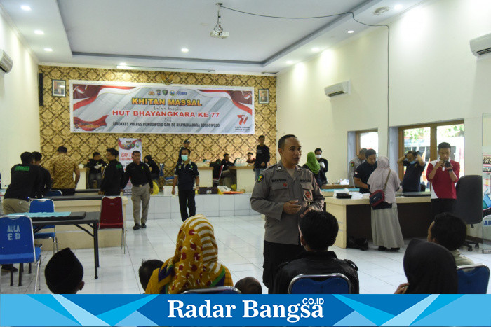 Menyambut HUT Bhayangkara ke-77 Polres Bondowoso menggelar khitanan massal di aula gedung Endra Dharmalaksana Sabtu (17/6/2023).