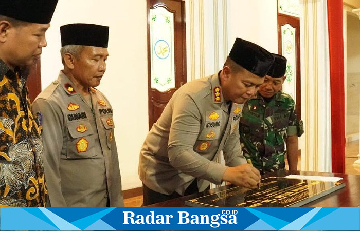 Kapolresta bari bantuan ke masjid ,Sabtu (17/6) di Waru (Foto : Rino Tutuko )