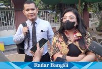 Berton, PH-nya Penggugat mendampingi  Olivia sewaktu memberikan keterangan kepada awak media, Rabu (21/6/2023) siang (Foto : FYW)