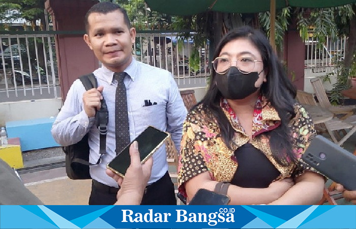 Berton, PH-nya Penggugat mendampingi  Olivia sewaktu memberikan keterangan kepada awak media, Rabu (21/6/2023) siang (Foto : FYW)