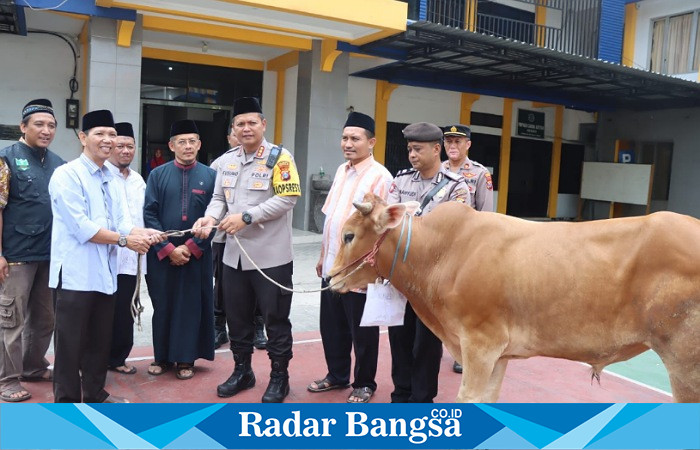 Kapolresta bagi hewan kurban,Rabu (28/6)di bumi sholawat (Foto : Rino Tutuko )