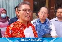 Tim kuasa hukum korban apartemen Puri City yang diketuai Dr. Hufron (baju merah) memohon kepada Kapolda Jatim untuk memproses sesuai hukum yang berlaku terhadap terlapor Direktur PT. MBC, Ir. Wahyu Hartanto (Foto : Dok pribadi Dr. Hufron)