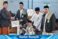 Bupati Lamongan Yuhronur Efendi menyerahkan hewan kurban usai menuanaikan sholat ied, Kamis (29/6) di Masjid Agung Lamongan.
