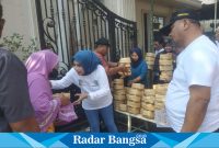 Pasutri dewan berbagi daging qurban ,Kamis (29/6) Di Sugiwaras (Foto : Rino Tutuko )