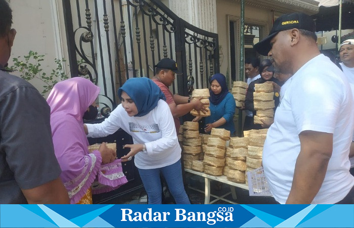 Pasutri dewan berbagi daging qurban ,Kamis (29/6) Di Sugiwaras (Foto : Rino Tutuko )