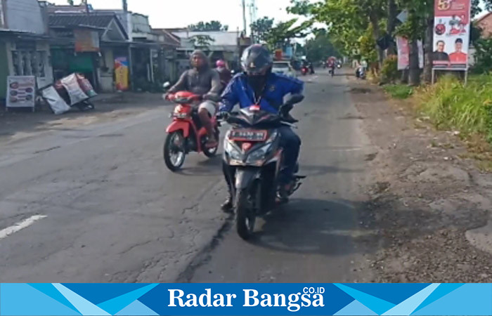 Situasi jalan provinsi di wilayah Desa Tukum, Pengendara terlihat memegangi pinggangnya, Sabtu (10/6). (Dok Riyaman/Radarbangsa.co.id).