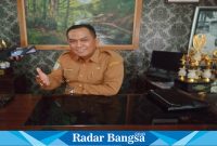 Kepala Desa Purwosono, Hendrik Dwi Martono, S.E., ketika di wawancarai Radarbangsa.co.id, di ruang kerjanya, Senin (12/6). (Dok Riyaman/Radarbangsa.co.id).