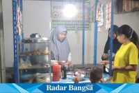  Fitri Ayu Kumala Sari saat melayani pembelinya, Rabu (14/6) malam. (Dok Riyaman/Radarbangsa.co.id)