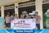  Polsek Senduro saat melakukan kegiatan bersih bersih, di masjid Baitussalam Senduro, Jum'at (16/6). (Dok Humas Polres Lumajang for Riyaman).