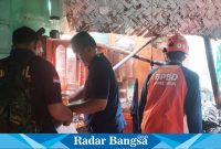 Ket Foto: BPBD Kabupaten Lumajang ketika berkegiatan di lokasi kebakaran rumah. (Dok Kominfo Lmj for Riyaman)