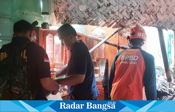 Ket Foto: BPBD Kabupaten Lumajang ketika berkegiatan di lokasi kebakaran rumah. (Dok Kominfo Lmj for Riyaman)