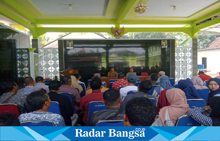 Dinas Perumahan dan Kawasan Permukiman (DPKP) Kabupaten Lumajang Jawa Timur, saat melaksanakan kegiatan workshop dan studi tiru, di Pendopo Balai Desa Selokbesuki, Kecamatan Sukodono, Senin (19/6). (Dok Riyaman/Radarbangsa.co.id)